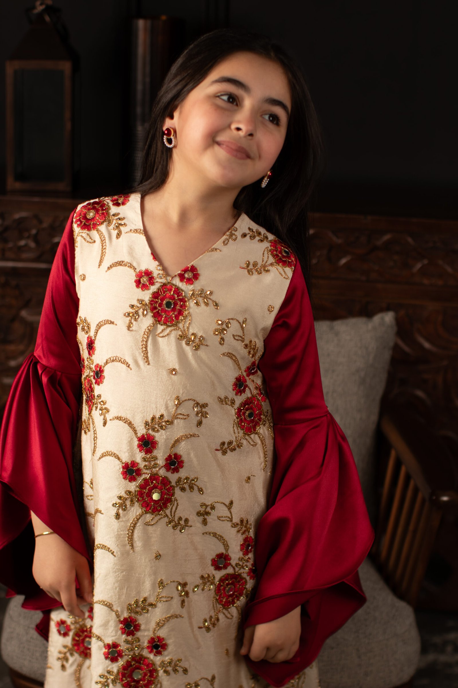 IMG_3179 فستان أطفال أحمر فاخر بتطريز ذهبي - الصورة 1