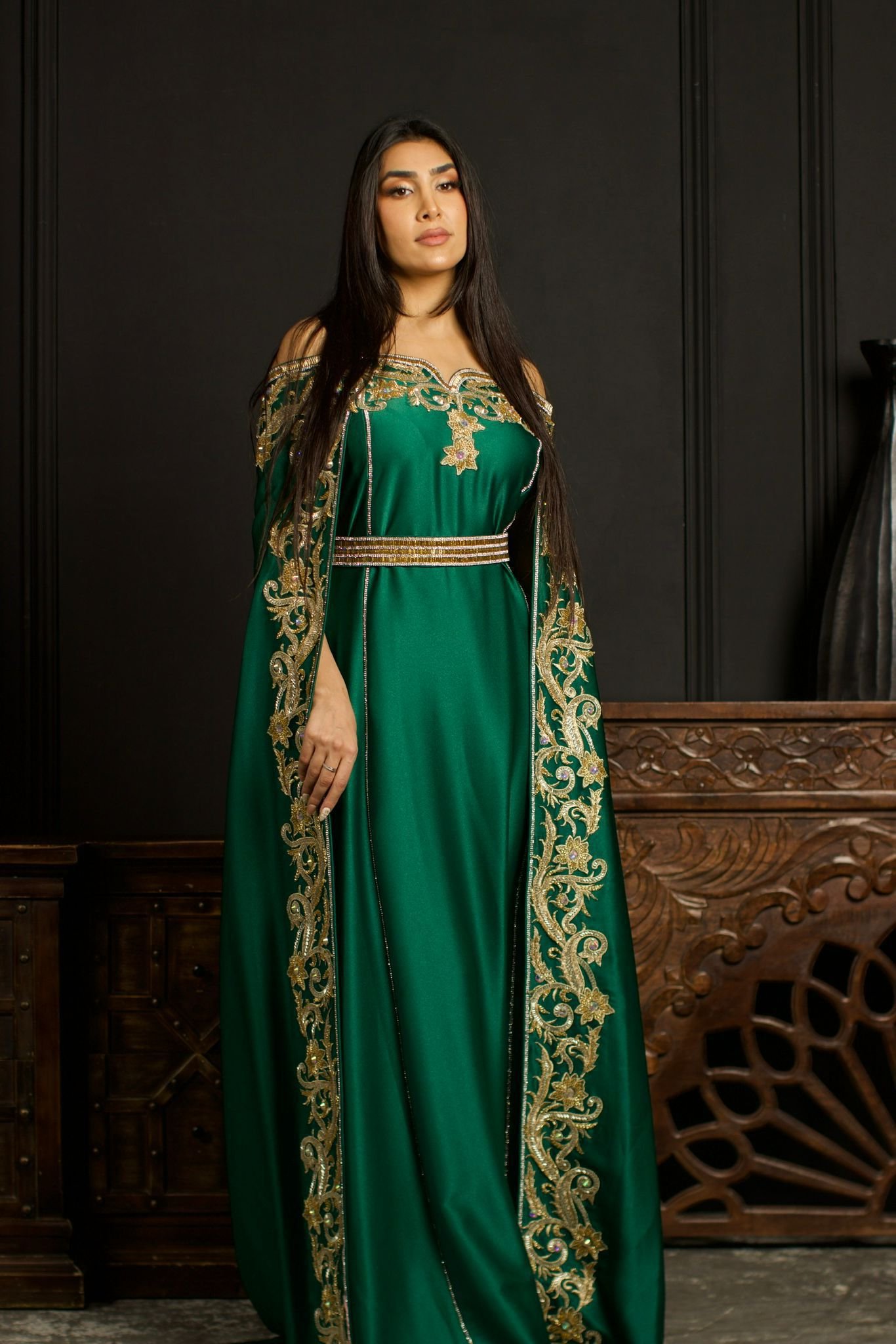 WhatsApp Image 2026-02-10 at 14.09.43 جلابية سهرة ملكية بالتطريز الذهبي - الصورة 1