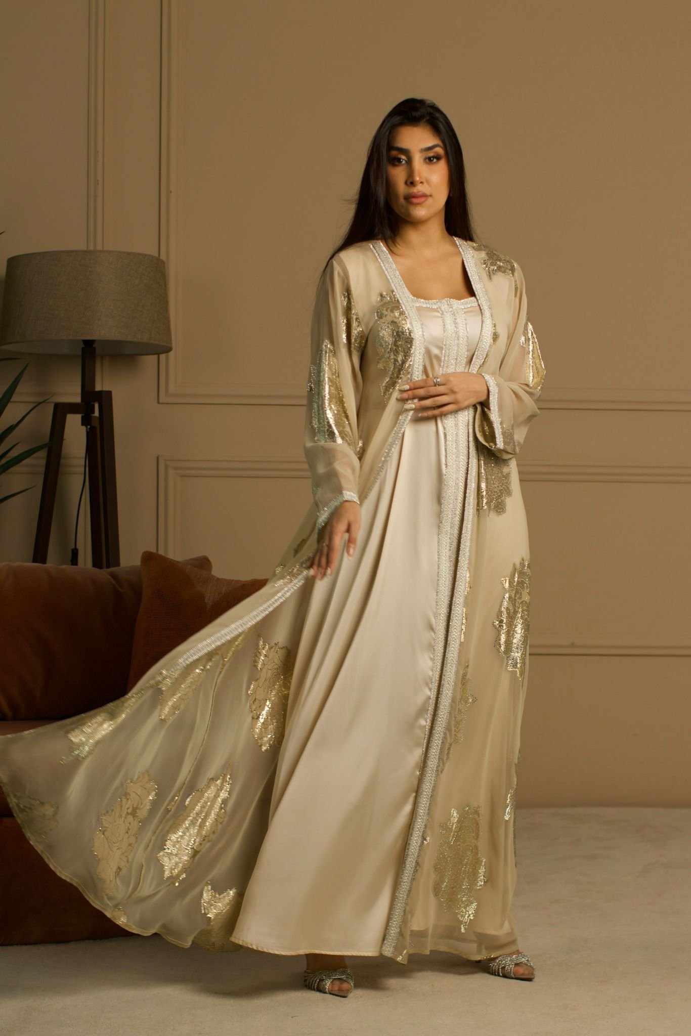 WhatsApp Image 2026-02-10 at 16.29.29 جلابية سهرة أوف وايت بطبقة شفافة مطرزة - الصورة 1