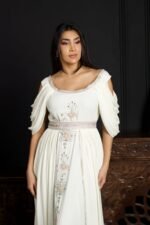 ⁦جلابية سهرة أوف وايت بتطريز ناعم⁩ - الصورة ⁦2⁩