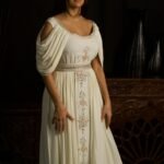 جلابية سهرة أوف وايت بتطريز ناعم