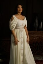 جلابية سهرة أوف وايت بتطريز ناعم