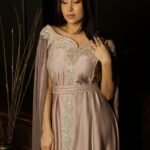 جلابية سهرة بلون موكا بتطريز ذهبي ناعم