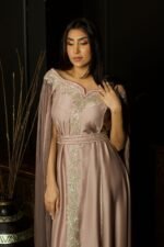 جلابية سهرة بلون موكا بتطريز ذهبي ناعم