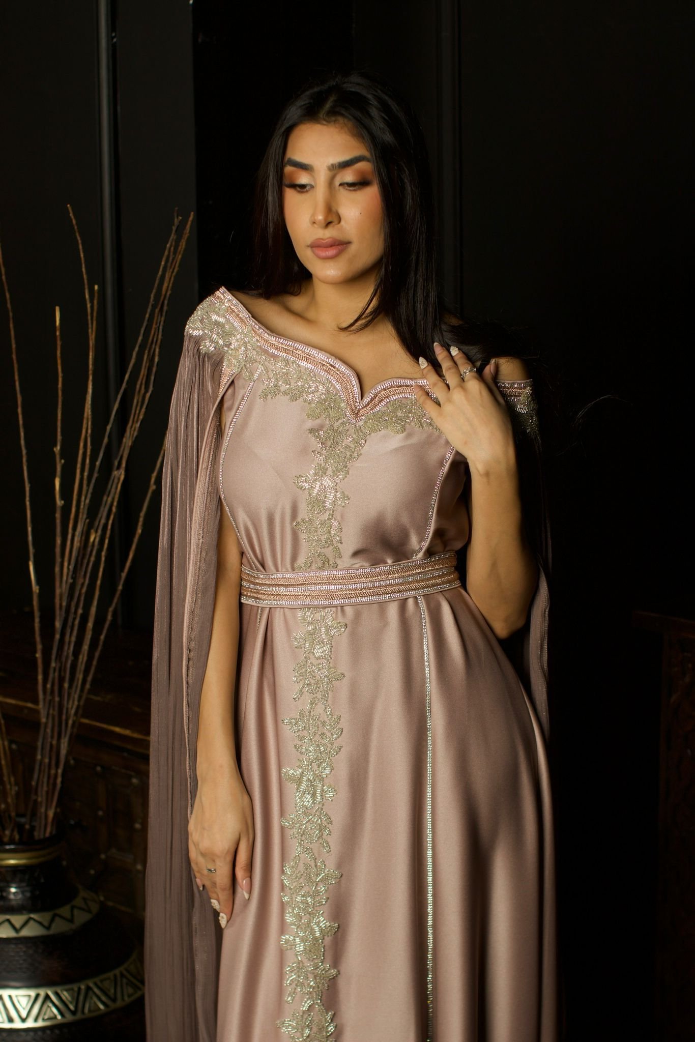 WhatsApp Image 2026-02-10 at 16.35.18 جلابية سهرة بلون موكا بتطريز ذهبي ناعم - الصورة 1