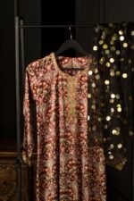 جلابية نسائية فاخرة مطرزة مع شيلة تول منقط