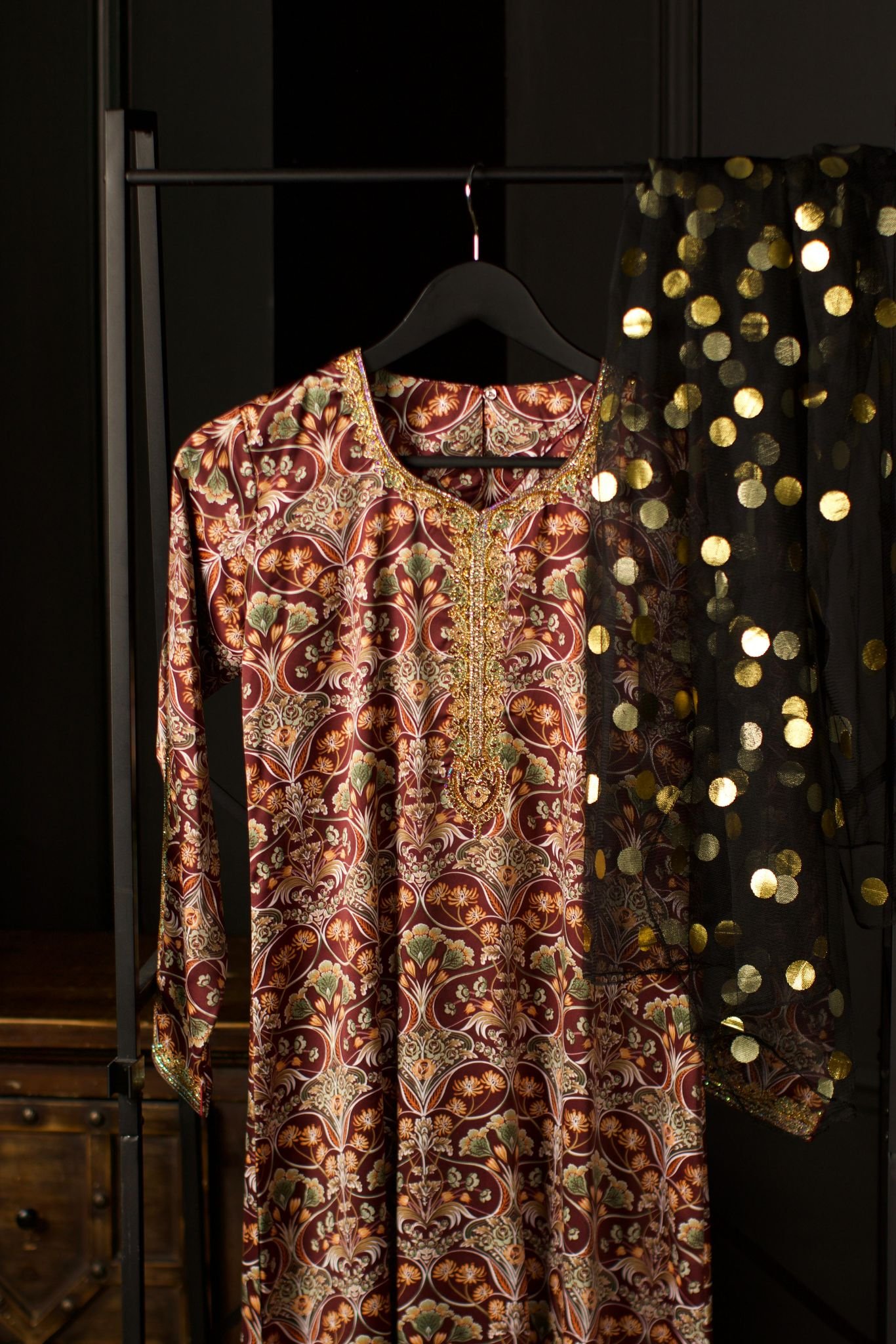 WhatsApp Image 2026-02-16 at 14.03.37 جلابية نسائية فاخرة مطرزة مع شيلة تول منقط - الصورة 1