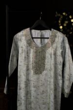 ⁦جلابية نسائية فاخرة مطرزة مع شيلة تول منقط⁩ - الصورة ⁦7⁩