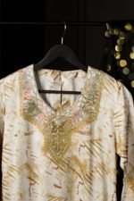 ⁦جلابية نسائية فاخرة مطرزة مع شيلة تول منقط⁩ - الصورة ⁦3⁩