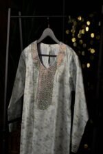 ⁦جلابية نسائية فاخرة مطرزة مع شيلة تول منقط⁩ - الصورة ⁦6⁩