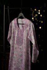 ⁦جلابية نسائية فاخرة مطرزة مع شيلة تول منقط⁩ - الصورة ⁦5⁩