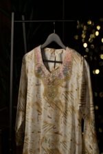 ⁦جلابية نسائية فاخرة مطرزة مع شيلة تول منقط⁩ - الصورة ⁦4⁩