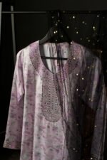 ⁦جلابية نسائية فاخرة مطرزة مع شيلة تول منقط⁩ - الصورة ⁦2⁩