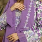 جلابية مطرزة بلمسات بنفسجية أنيقة